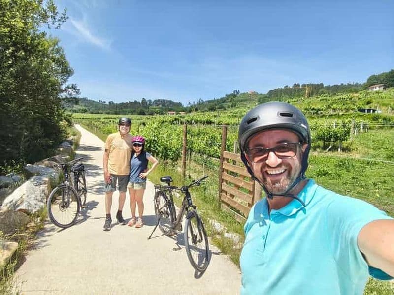 Au départ de Porto : visite en vélo électrique à Amarante et visite d'une cave de vin vert