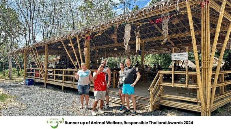 Khaolak : Commencez la journée avec les éléphants - Visite à pied et nourrissage