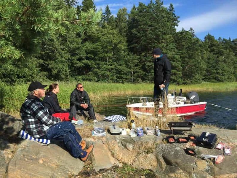 Aventure de pêche avec guide de pêche dans l'archipel de Stockholm