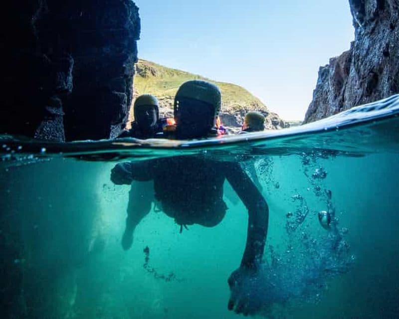 Cornouailles : aventure de coasteering et de saut de falaise