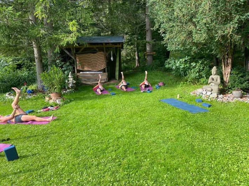 Moment de détente : yoga en extérieur dans un paysage de montagne