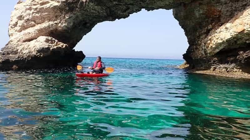 Billet Excursion guidée de 4 heures en kayak dans les grottes marines d'Ayia Napa au départ de la plage de Limnara