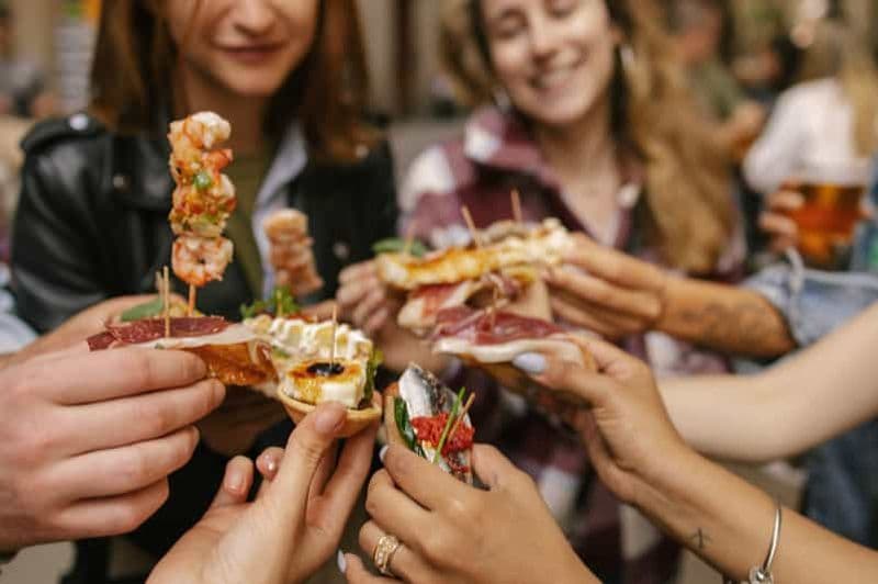 Billet Barcelone : visite à pied gastronomique avec tapas et vin