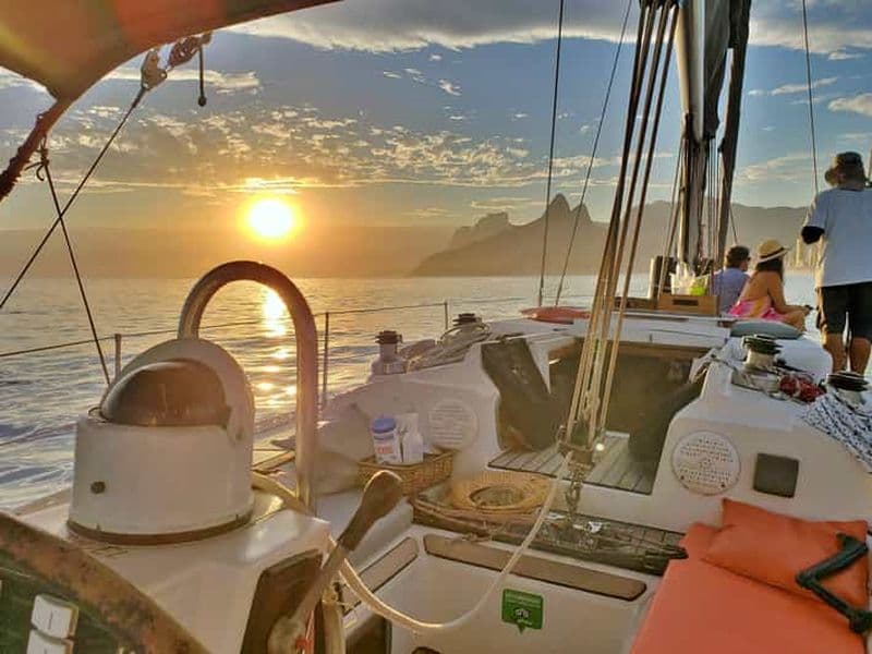 Rio de Janeiro : Excursion en voilier au coucher du soleil dans la baie de Guanabara et boissons