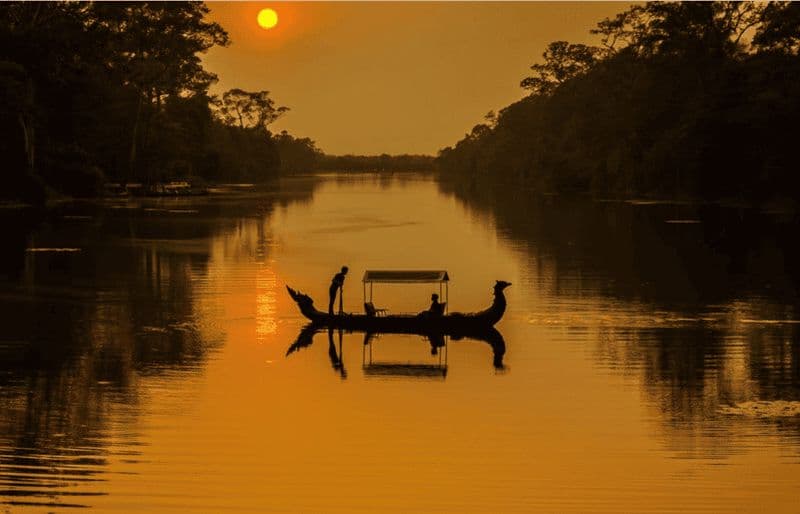 Siem Reap : Angkor Sunset Bike & Boat Tour w/ Drinks & Snacks