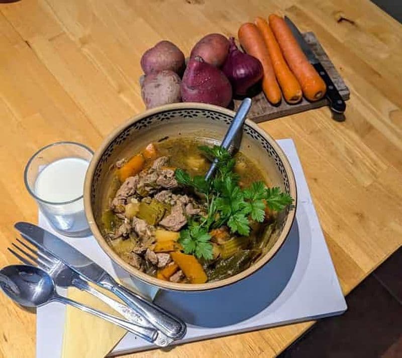 Cours de cuisine sur le ragoût irlandais traditionnel et le pain brun