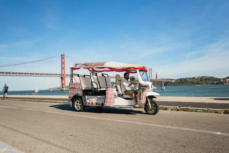 Lisbonne : Visite guidée en tuk-tuk avec prise en charge à l'hôtel