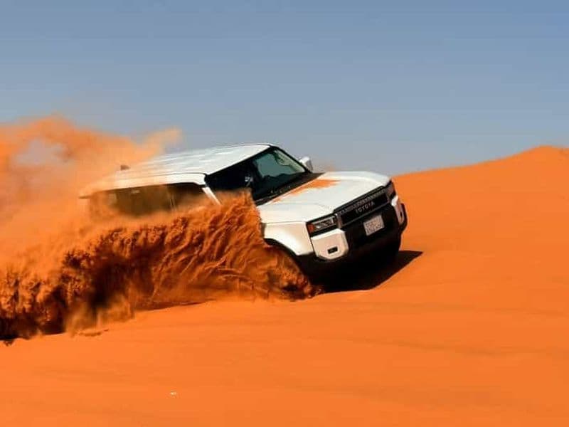 Riyad : excursion dans les dunes de sable rouge avec quad et balade à dos de chameau