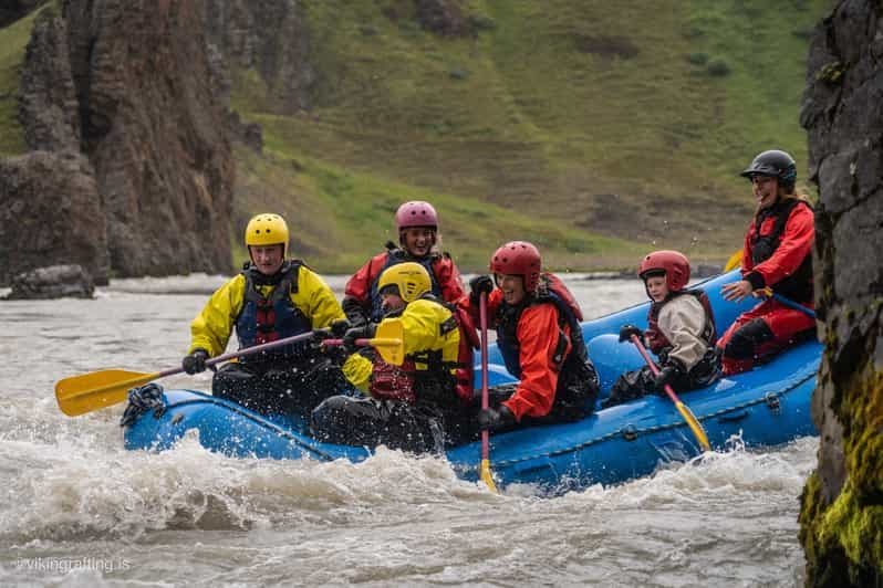 Varmahlíð : aventure familiale de rafting en combinaison étanche