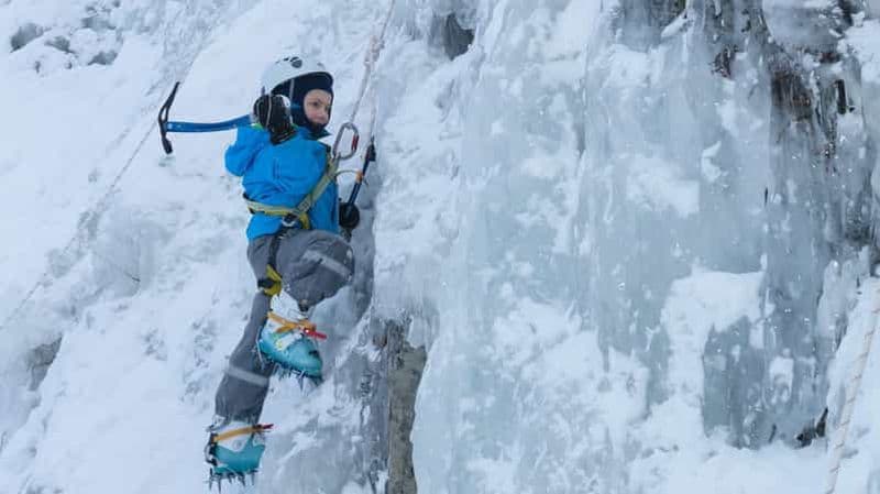 Pyhätunturi : Aventure d'escalade de glace pour enfants en Laponie finlandaise