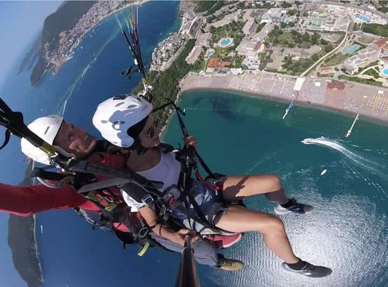 Parapente en tandem à Budva avec des pilotes experts / Tout compris