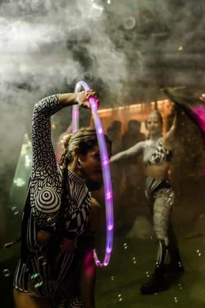 Malaga : Paradox, une fête immersive avec de la musique techno et de l'art vivant.