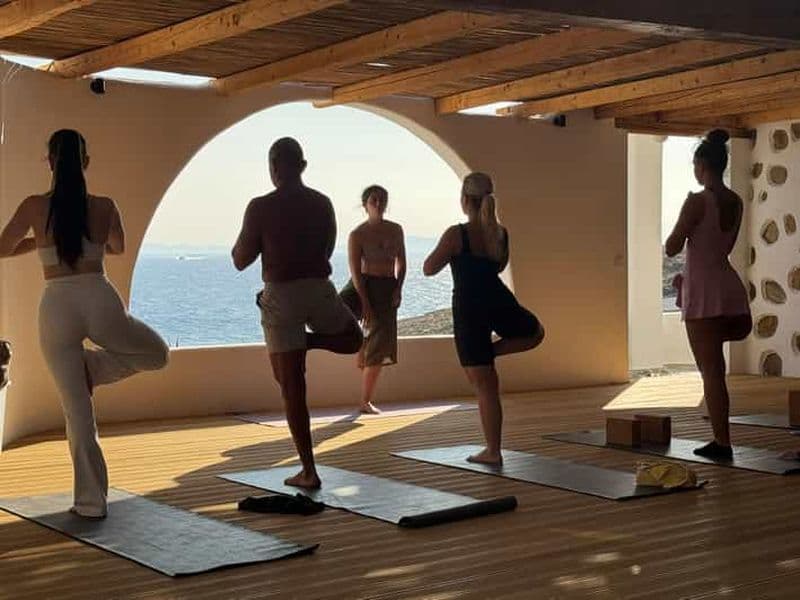 Mykonos : séance de yoga en groupe au coucher du soleil
