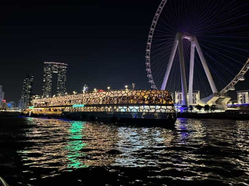 Dubaï : dîner-croisière sur un méga yacht avec buffet