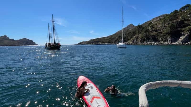 Vigo : Excursion en bateau à voile avec skipper dans les îles Cíes