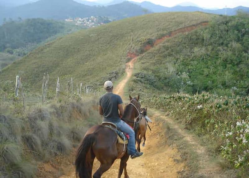 Promenade à cheval à Penedo à travers les sources et les rochers