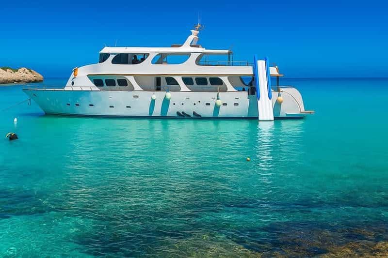 Protaras : croisière en yacht de luxe avec toboggan, déjeuner barbecue et boisson