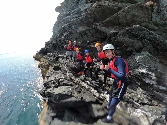 Anglesey : Coasteering épique avec natation, escalade et sauts