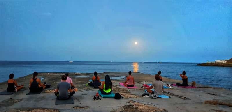 Sliema : cours de yoga sur la plage