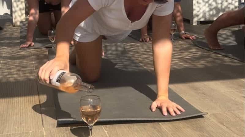Albufeira : Expérience de Yoga et Vin avec Musique Énergique