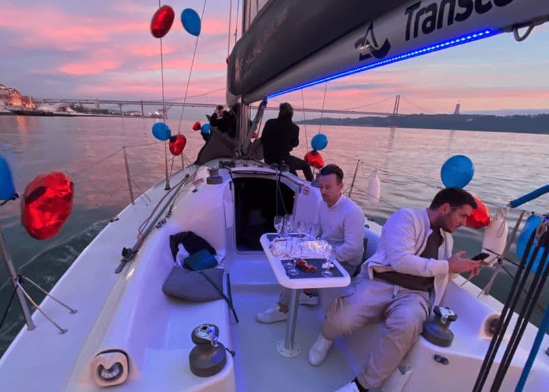 Lisbonne : Excursion en bateau à voile avec guide local et open bar de vin vert