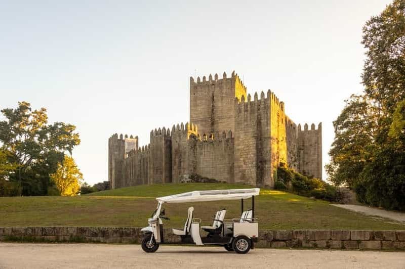 Visites touristiques en tuk-tuk électrique à Guimarães