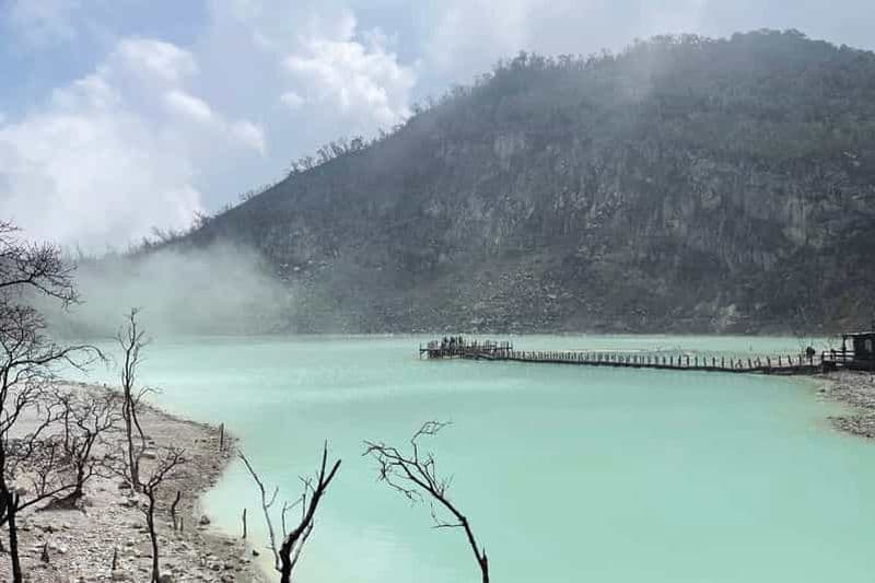 Jakarta : Volcan, Pont Suspendu et Source Chaude