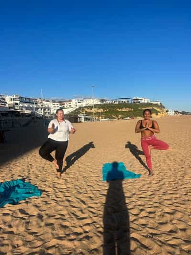 Albufeira : yoga au coucher du soleil sur la plage
