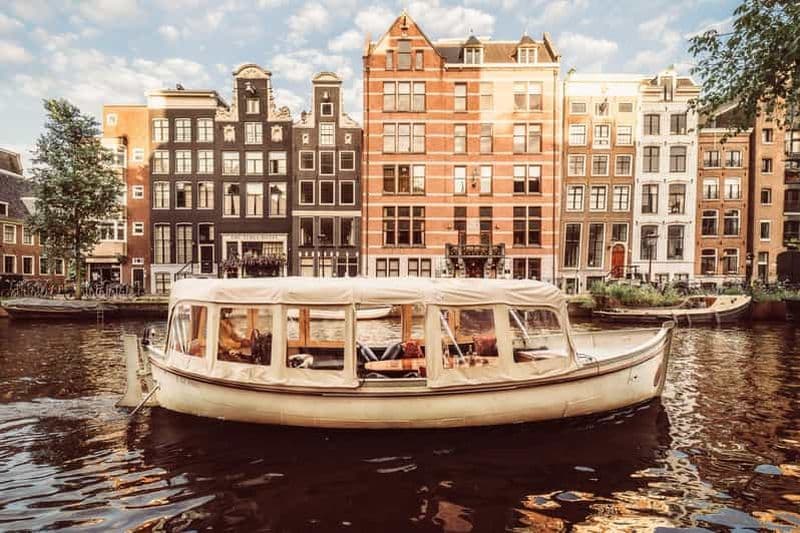 Amsterdam : tour en petit bateau des sculptures lumineuses avec vin chaud