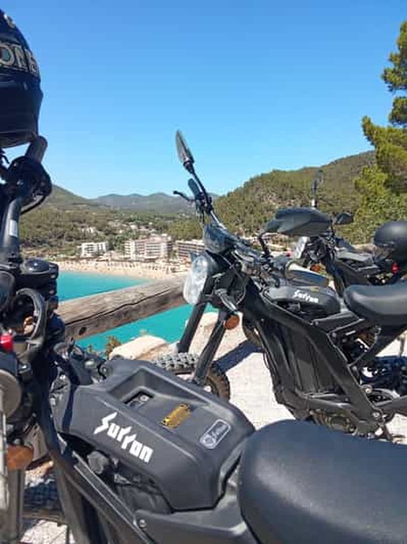 Ibiza : excursion en vélo électrique SURRON à travers la nature