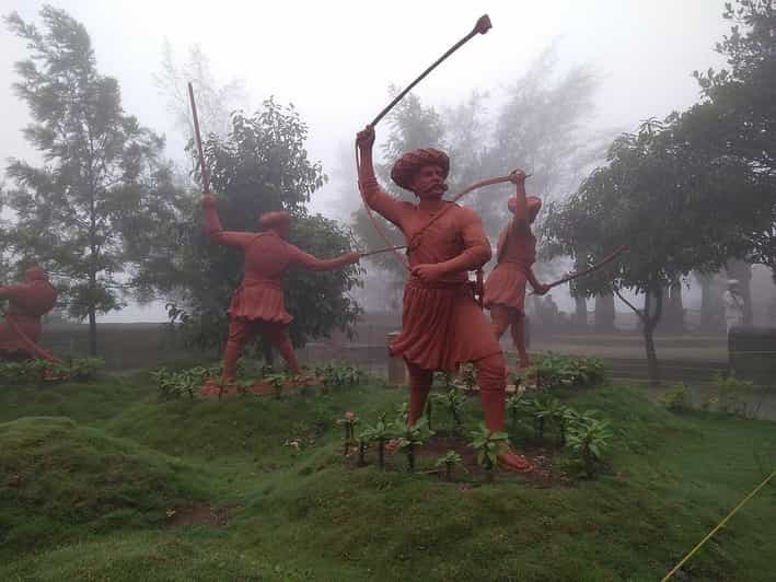 Pune : randonnée au fort de Sinhagad et visite du musée Zapurza, excursion d'une jounée en voiture