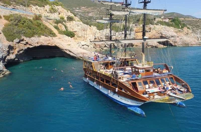Alanya : tour en catamaran avec plongée avec tuba et déjeuner