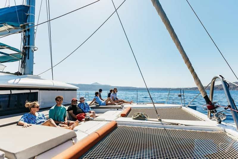 Santorin : Excursion d'une journée en catamaran de luxe avec repas et open bar