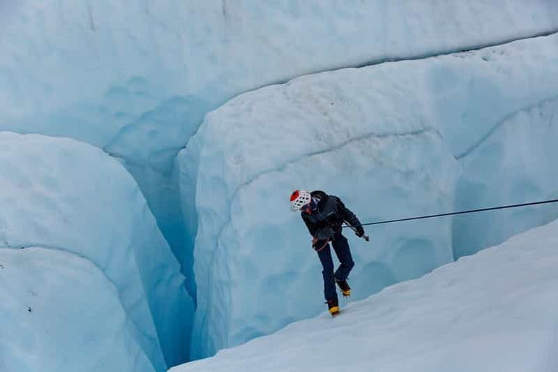 Escalade sur glace dans l'arrière-pays du glacier Matanuska