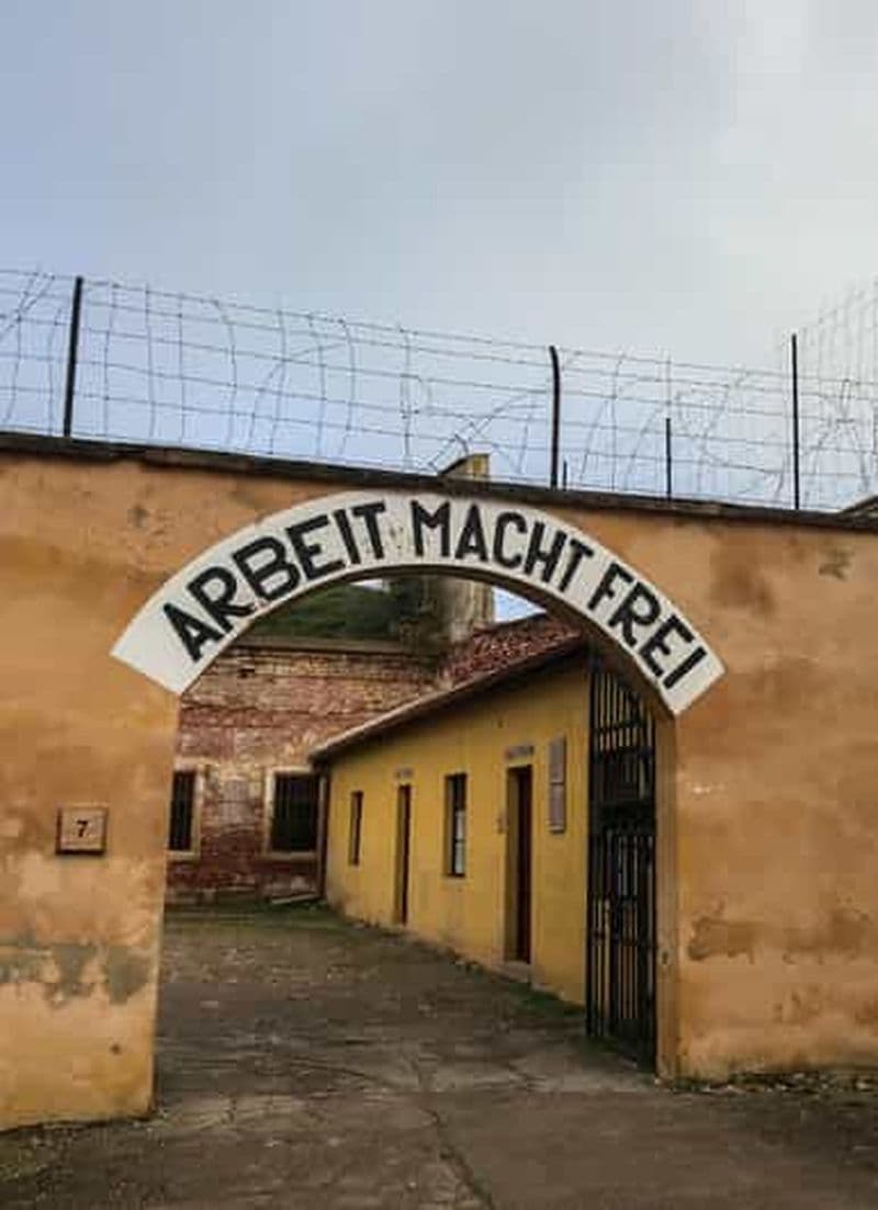 Camp de concentration de Terezin avec HolocaustHistorian (semi-privé)