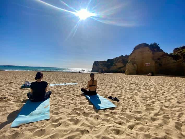 Yoga matinal sur la plage à Portimão par el Sol Lifestyle