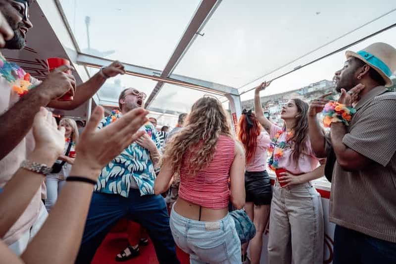 Porto : tournée des bars et fête sur un bateau avec 8 boissons, shots gratuits et accès VIP
