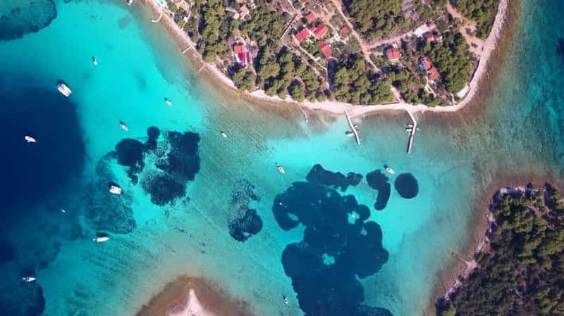 Au départ de Trogir : Visite d'une demi-journée des trois îles en bateau à moteur