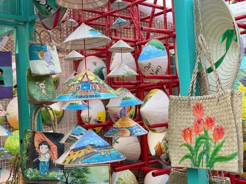 Hô Chi Minh-Ville : atelier de peinture sur chapeaux coniques