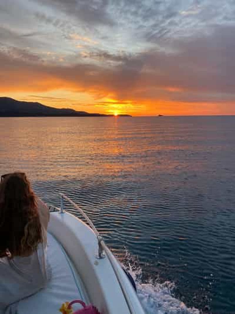 Croisière au coucher du soleil vers les îles de Ksamil avec fruits et boissons