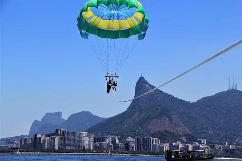 Rio de Janeiro : 2 heures de bateau avec parachute ascensionnel
