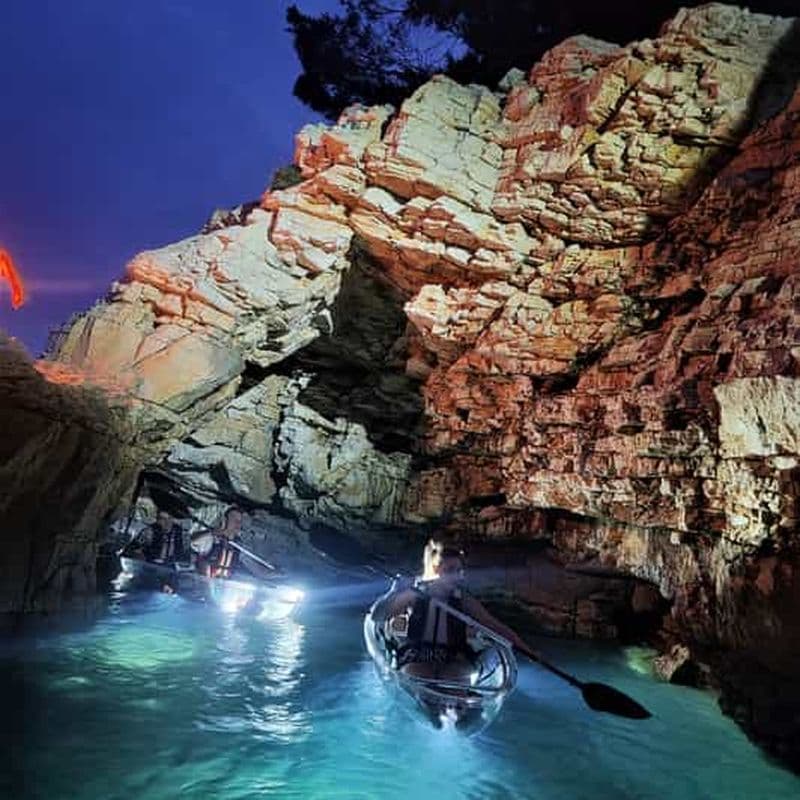 Pula : Excursion nocturne en kayak dans le canyon de la mer d'Istrie illuminé