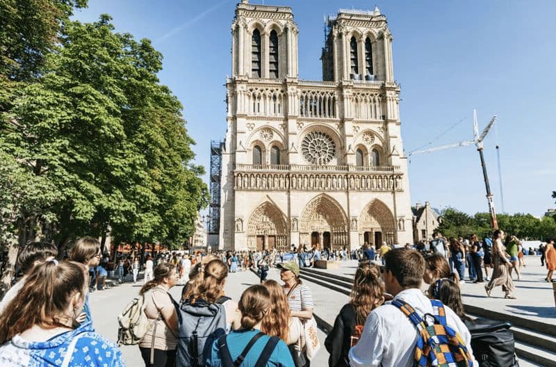 Paris : visite guidée de la cathédrale Notre-Dame avec accès en groupe
