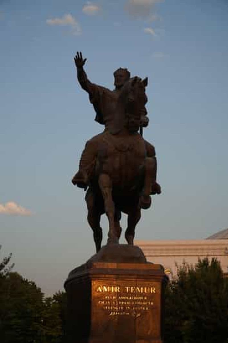 Visite nocturne de la ville de Tachkent avec dîner et photographie professionnelle gratuite
