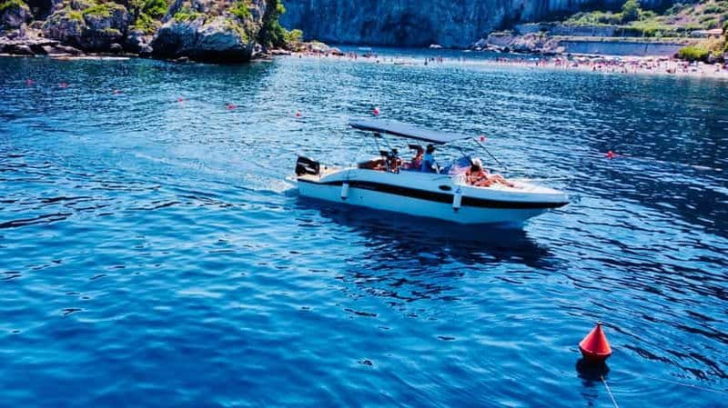 Taormine : Recherche de dauphins avec apéritif au coucher du soleil sur un bateau de groupe