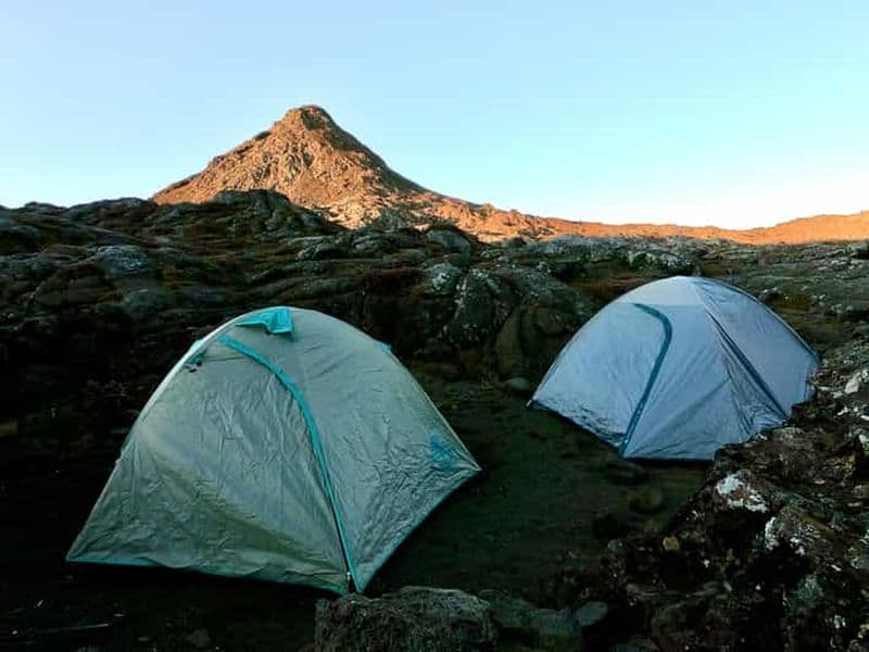 Île de Pico : location d'équipement pour une nuit de camping sur le mont Pico