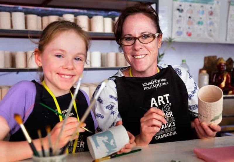 Activité de peinture sur céramique à Siem Reap