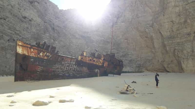 Au départ de Saint-Nicolas : croisière en bateau vers la plage de Navagio et les grottes bleues
