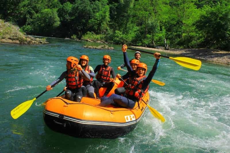 Itxassou : aventure de rafting sur la Nive avec guide
