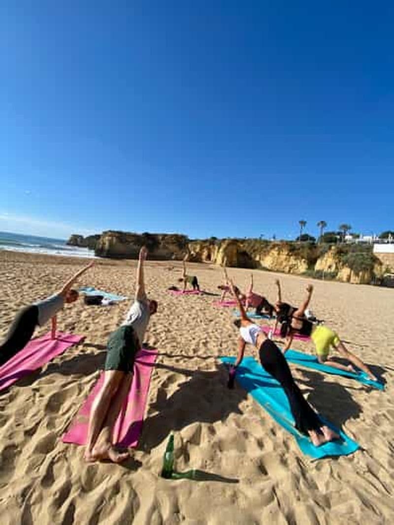 Sunrise Beach Yoga à Lagos par el Sol Lifestyle
